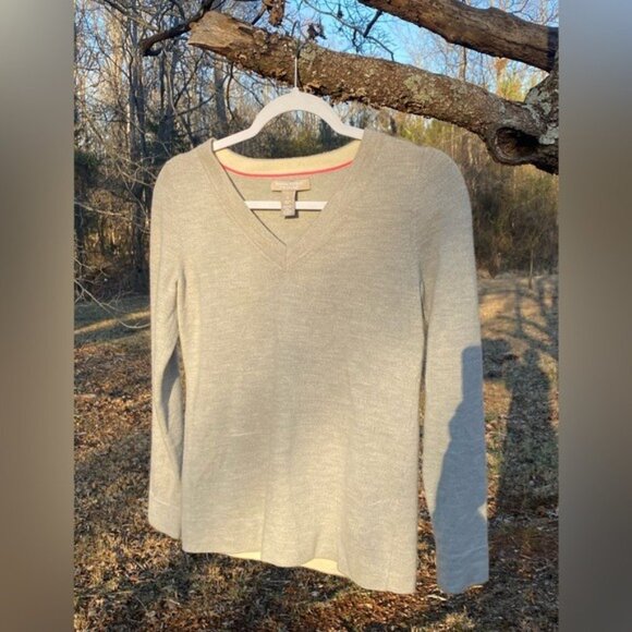 Banana Republic Women's Extra Fine Merino Wool V-Neck Sweater Size S Gray - Picture 2 of 3